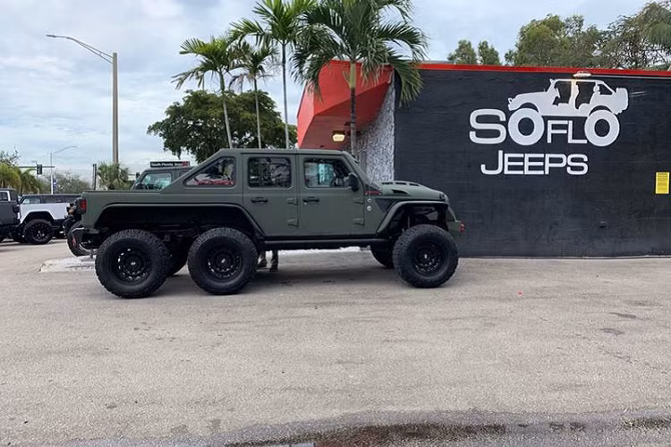 Đây không phải là lần đầu tiên chúng ta được thấy một chiếc Jeep 6x6, nhưng những nỗ lực trước đây thường được trang bị động cơ Hellcat và mang tính trưng bày hơn là lái thực dụng. SoFlo E 6x6 Jeep Wrangler là một sản phẩm khác biệt bởi nó sẵn sàng đấu đối cả bối cảnh hậu thảm họa như trong phim Hollywood, với nhiều trang bị độ tập trung vào hệ thống treo và hệ truyền động để đảm bảo chúng sẽ chống chịu được những thử thách khó khăn nhất.