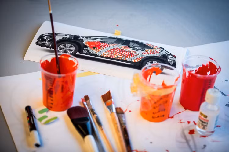 Điều tuyệt vời nhất, cũng là lý do tại sao Lexus UX trở nên lý tưởng như vậy, đó chính đến từ sự cân đối trong thể hình mẫu xe. Tất cả mọi thứ, từ các đường nét phía bên tới khuôn hình cửa sổ, đều toát lên vẻ đẹp năng động tới tuyệt hảo. Chiếc xe dường như đã được sinh ra dành cho dự án này.”