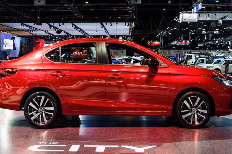 Ở thế hệ mới, Honda City sở hữu diện mạo cá tính hơn, đi kèm những trang bị mới. Tại Ấn Độ, Honda City 2020 có các số đo dài x rộng x cao lần lượt là 4.549 x 1.748 x 1.361 (mm), chiều dài cơ sở 2.600 mm. City tại thị trường Thái Lan có đôi chút khác biệt khi dài hơn 4 mm và thấp hơn 22 mm, chiều dài cơ sở ở mức 2.589 mm.