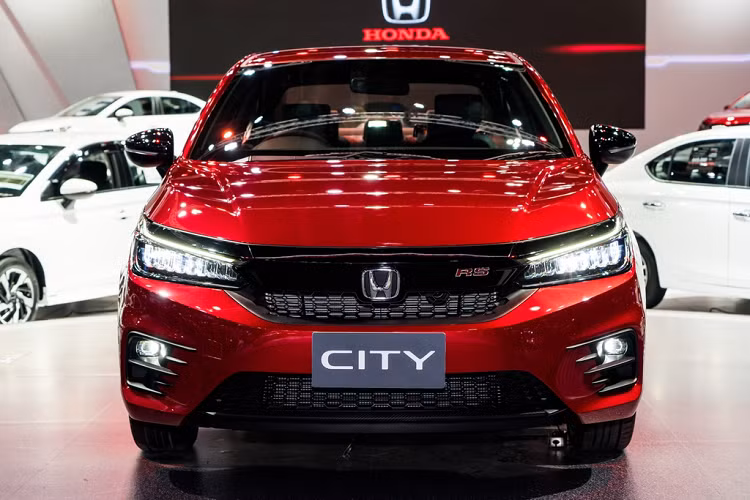 Tổng thể, City như phiên bản thu nhỏ của Accord. Chiếc sedan hạng B trông hiện đại hơn với hệ thống đèn LED cỡ lớn được nối liền bởi thanh kim loại trên lưới tản nhiệt. Hốc đèn sương mù cũng được tạo hình lại thể thao hơn.