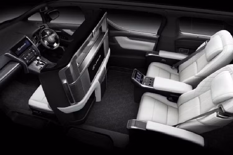 Di chuyển vào bên trong, vì có cấu hình 4 chỗ nên không gian nội thất của Lexus LM 350 thế hệ mới siêu rộng rãi và đẳng cấp (kiểu Royal Lounge trên Alphard nhưng ở cấp độ cao hơn), khoang thương gia phía sau được ngăn cách với khoang lái bởi một vách ngăn điện.