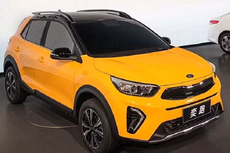 Tất cả Kia Stonic tại Philippines đều sử dụng động cơ xăng Gamma 1.4L 4 xi-lanh mượn từ Soluto, cho công suất 94 mã lực, đi kèm với hộp số sàn 5 cấp hoặc số tự động 6 cấp. Tạm thời, Kia chưa công bố kế hoạch ra mắt Stonic ở quốc gia Đông Nam Á tiếp theo sau Philippines, Việt Nam cũng không loại trừ khả năng sẽ sớm được giới thiệu Stonic mới. Tại thị trường Philippines, Kia Stonic sẽ trực tiếp "đối đầu" với những cái tên như Nissan Juke, Ford EcoSport và Suzuki Vitara.