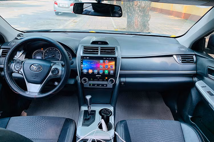 Đa số Camry SE đời này được đưa về Việt Nam là thuộc phiên bản động cơ 4cyl dung tích 2.5L nạp khí tự nhiên để có lợi về thuế, động cơ này cho công suất cực đại 178 mã lực ở vòng tua 6.000 vòng/phút. Sức mạnh được truyền xuống cầu trước (FWD) thông qua hộp số tự động 6 cấp.