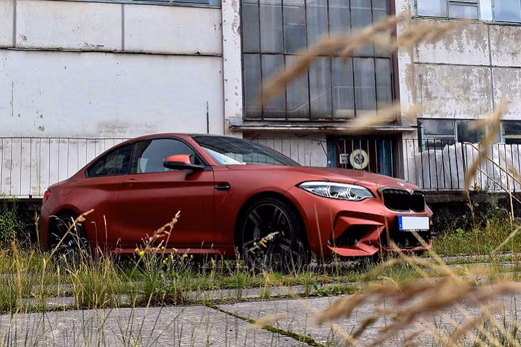 Theo BMW Blog, chương trình sơn cá nhân hóa BMW Individual chưa chính thức có sẵn cho M2. Tuy nhiên, nhà sản xuất ô tô dường như đã đưa ra một số ngoại lệ, trong đó đáng chú ý nhất là chiếc M2 'cơ sở' được đặt hàng bởi nhà sưu tập xe nổi tiếng Michael Fux mà ông đã đặt hàng với màu Austin Yellow tương tự như F82 M4.