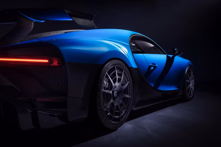 Khung gầm của Chiron Pur Sport cũng có những nâng cấp đáng kể như lò xo phía trước cứng hơn 65%, lò xo phía sau cứng hơn 33% và giảm xóc thích ứng tập trung vào hiệu suất.