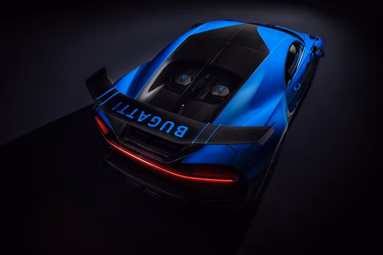 Hãng siêu xe Bugatti sẽ chỉ ra mắt và bán ra 16 chiếc Chiron Pur Sport và sẽ bắt đầu được sản xuất từ cuối năm 2020. Giá xe Bugatti Chiron Pur Sport là 3,2 triệu Euro chưa bao gồm thuế.