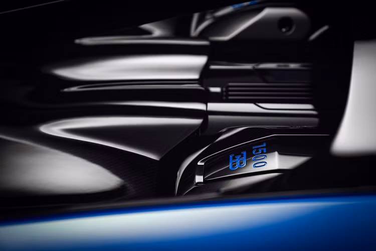 Các bộ mâm được trang bị bộ lốp Bugatti Sport Cup 2 R đặc biệt được phát triển bởi Michelin, kích thước 285/30 R20 ở phía trước và 355/25 R21 ở phía sau.