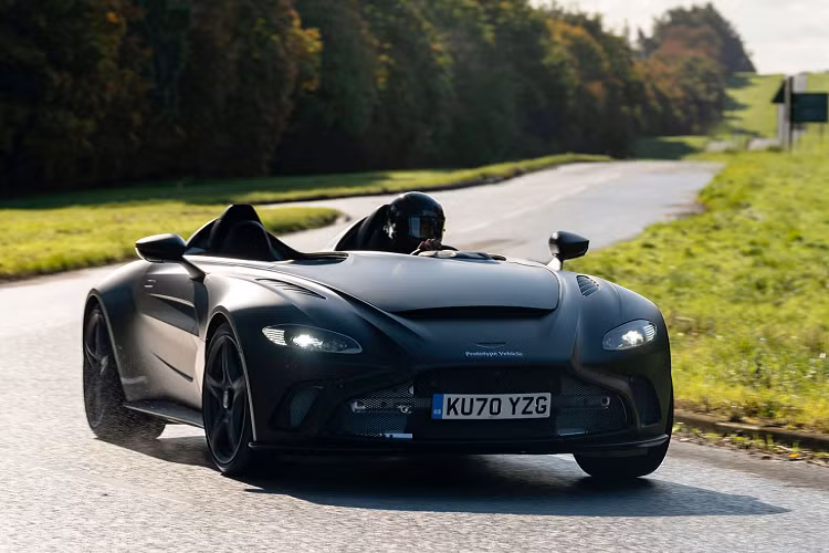 So với mẫu xe trưng bày, nguyên mẫu siêu xe Aston Martin V12 Speedster trông gần như giống hệt nhau. Các chi tiết khác biệt nằm ở phần lưới tản nhiệt thiếu đi các nan ngang.
