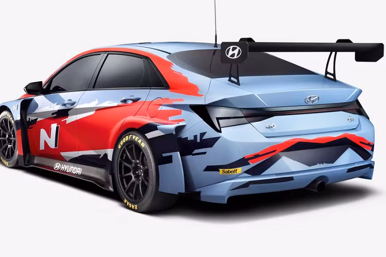 Tương tự nhiều mẫu xe TCR khác, xe thể thao Hyundai Elantra N TCR chỉ giữ nguyên khung gầm và cấu trúc hệ thống treo, trong khi hầu hết bộ phận thân vỏ đã được nâng cấp hoặc thay đổi để tối ưu tính khí động học.