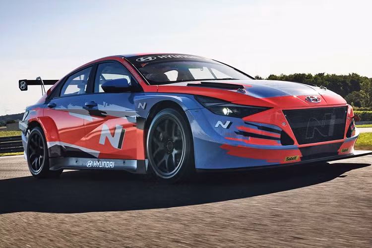 Sau i30 N TCR và Veloster N TCR, Hyundai Elantra N TCR 2021 mới chính là đại diện mới nhất của hãng xe Hàn Quốc góp mặt trong nhóm xe TCR - những mẫu ôtô thương mại 4 hoặc 5 cửa được nâng cấp để tham gia thi đấu trên đường đua.