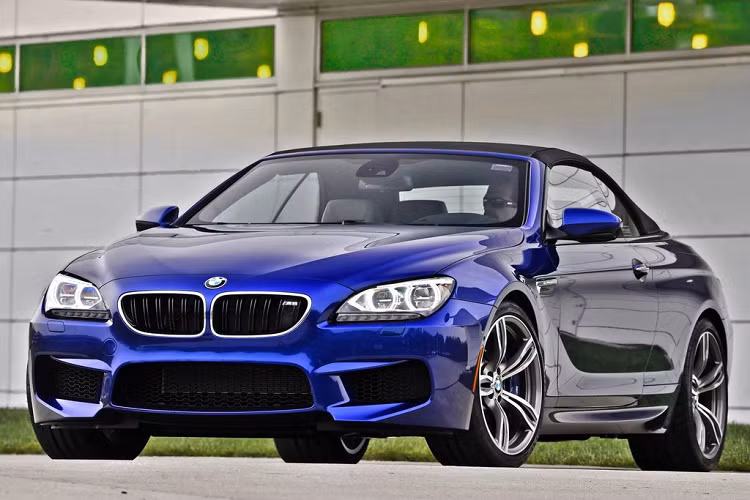  10. BMW M6 Convertible Đứng cuối cùng trong danh sách 10 mẫu xe hấp dẫn được phái đẹp nhất thế giới là mẫu xe thể thao hạng sang BMW M6 Convertible. Khác với những đối thủ luôn mang tới cảm giác thư giãn và nịnh nọt, BMW M6 Convertible hướng tới tập người dùng ưa thích việc cầm lái và những trải nghiệm thiên về cảm xúc. Điều này kết hợp với ngoại hình bắt mắt và trẻ trung đã khiến BMW M6 Convertible trở thành cái tên sáng giá trong lòng các chị em trên toàn thế giới.