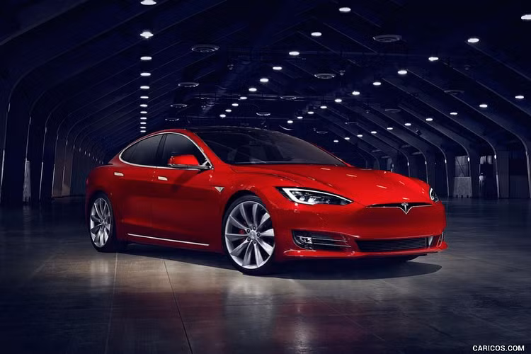  6. Tesla Model S Là sự pha trộn giữa mạnh mẽ và gợi cảm, Tesla Model S chạy điện đã nhanh chóng chiếm được cảm tình của phái yếu. Thực tế, Tesla Model S đã chứng minh được sức hút của mình không chỉ ở ngoại hình bắt mắt mà còn ở sức mạnh và khả năng vận hành ưu việt.