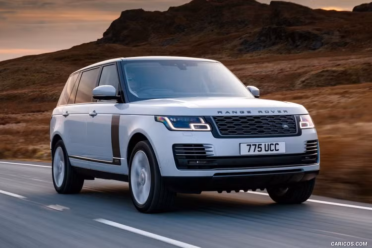  8. Ranger Rover Tiếp ngay sau Mercedes-Benz S-Class là mẫu SUV trứ danh tới từ nước Anh - Range Rover. Công bằng mà nói, những giá trị về vận hành hay khả năng off-road không phải điểm khiến phái yếu bị thu hút bởi Range Rover mà chính phong cách thiết kế, giá trị thương hiệu và độ sang trọng trên từng sảm phẩm đã hấp dẫn các chị em đến với mẫu xe này.