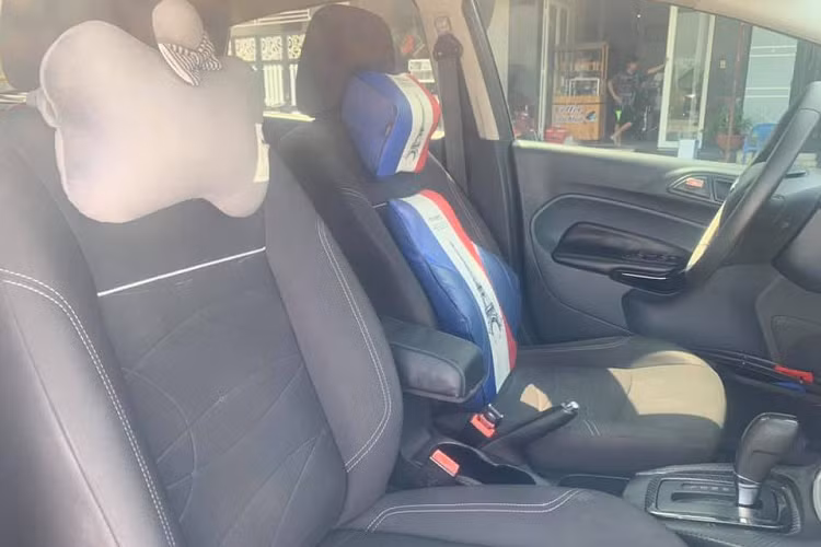 Bên cạnh đó, mẫu Ford Fiesta 2011 còn được gắn 14 thanh giằng toàn xe, trang bị hệ thống âm thanh 8 loa (4 treb + 4 bass của Ford Ranger), led gần trước và sau, độ pô on/off. Chủ xe cũng là một người đam mê xe nên mức giá hơn 300 triệu có thể thương lượng. Với mức giá 300 triệu đồng, để xe lăn bánh trên đường sẽ vào khoảng 311 triệu đồng.