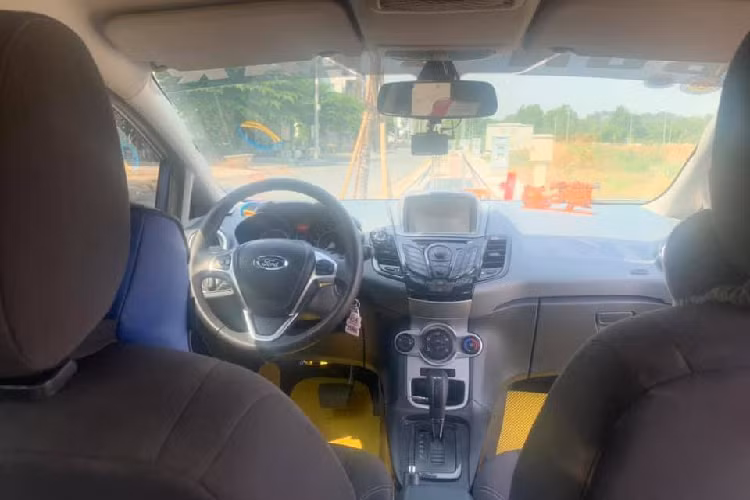 Mẫu Ford Fiesta sedan đời 2011 được rao bán với giá hơn 300 triệu đồng đã được chủ xe độ lên full option theo sở thích. Cụ thể, theo chia sẻ, mẫu xe đời 2011 được độ lên các trang bị tương đương đời 2016 như đèn trước cos pha, mâm 16 inch. Mức giá cụ thể của các option là cách âm toàn xe 17 triệu đồng, body kit và đuôi cánh gió 25 triệu đồng, sơn lại toàn xe 37 triệu đồng, tem thiết kế AK Decal 7,5 triệu đồng, cặp bi gầm xe non Domax 5 triệu đồng.