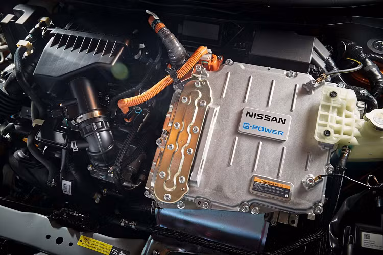 Tuy nhiên, Nissan Kicks 2021 facelift sẽ được phân phối thêm phiên bản chạy điện hybrid mang tên e-Power, khác với các hệ truyền động hybrid thông thường. Cấu hình này sẽ được phân phối độc quyền tại khu vực Đông Nam Á và Thái Lan là quốc gia đầu tiên trên thế giới ngoài Nhật bản sản xuất công nghệ e-Power này.