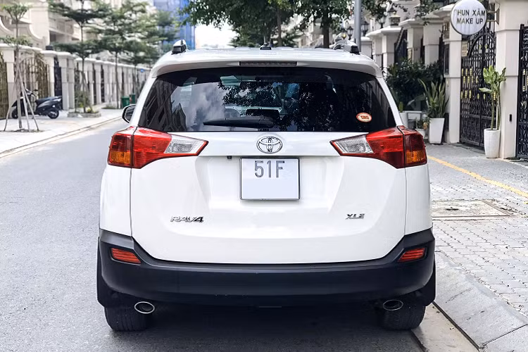 Toyota RAV4 2015 là một lựa chọn dành cho những khách hàng Việt có cảm tình với xe Toyota nhập Mỹ, chịu chi tiền giá cao cho một chiếc xe đã 5 năm sử dụng thay vì “đập hộp” một chiếc xe mới cùng phân khúc. Dẫu vậy, RAV4 2015 có thế mạnh nằm ở trang bị tiện nghi đủ dùng, an toàn cao và động cơ bền bỉ, lành tính, ít gặp hỏng hóc trong quá trình sử dụng.