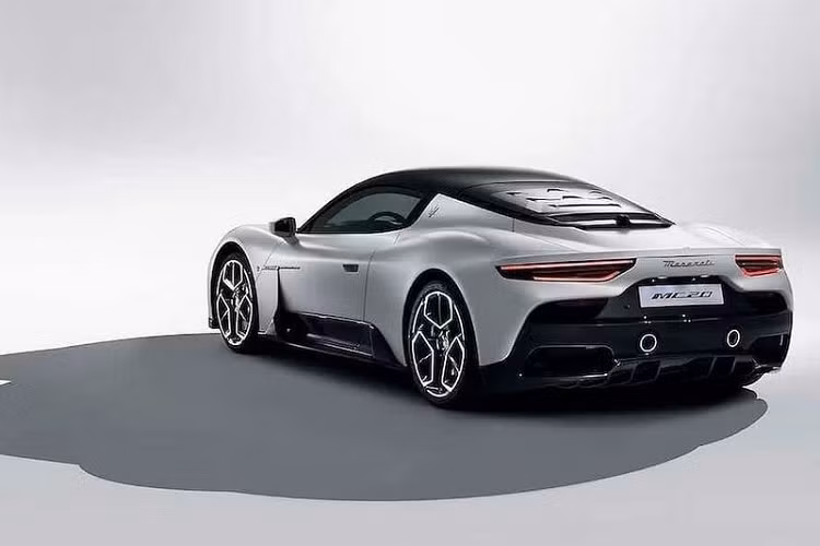 Bên cạnh đó, chiếc xe thể thao Maserati MC20 động cơ đặt giữa này được trang bị những chiếc cửa hình cánh bướm và cụm đèn hậu LED thanh mảnh phía sau khiến chúng ta liên tưởng đến chiếc hypercar Pininfarina Battista.