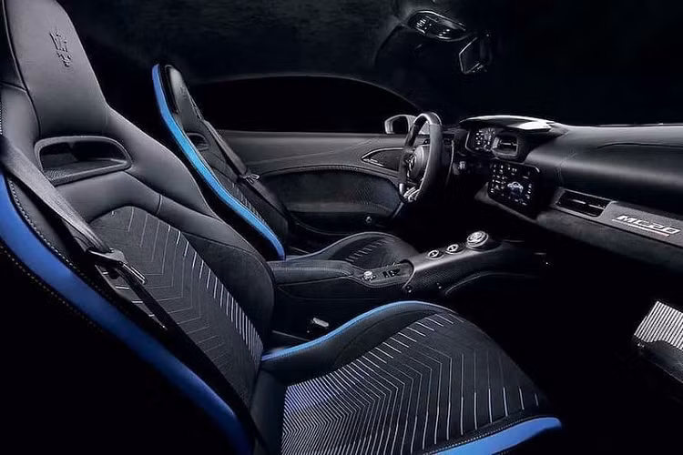 Chưa hết, MC20 còn có một núm xoay lớn để chuyển giữa các chế độ lái khác nhau, xe cũng được trang bị cụm đồng hồ kỹ thuật số hoàn toàn và hệ thống thông tin giải trí với màn hình cảm ứng cỡ lớn.