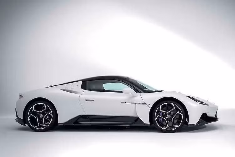 Trong tương lai, Maserati MC20 thế hệ mới có thể sẽ được bổ sung thêm bởi một phiên bản hybrid mới cũng như một bản chạy điện hoàn toàn.