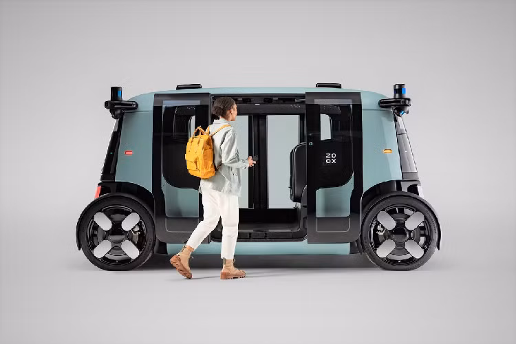Chiếc robotaxi của Amazone hiện chưa có tên cụ thể mà được gọi chung là một phương tiện tự hành chạy điện. Công ty công nghệ Mỹ cho biết chiếc taxi được trang bị bộ pin dung lượng lên đến 133 kWh, cho phép xe hoạt động liên tục trong 16 giờ và vận tốc tối đa có thể đạt hơn 120 km/h.