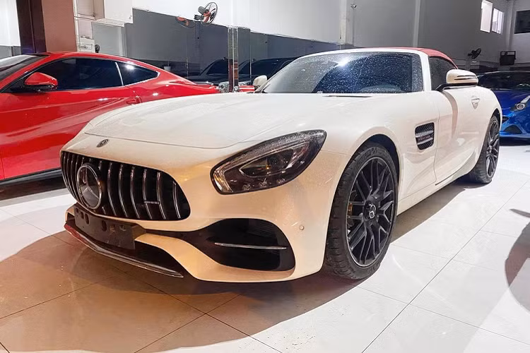 Mui nỉ của Mercedes-AMG GT Roadster có cấu trúc nâng hạ 3 lớp, được làm từ sự kết hợp giữa ma-giê, thép và nhôm để giảm trọng lượng. Nhờ đó, Mercedes-AMG GT Roadster chỉ nặng 1.595 kg trong khi GTC Roadster có trọng lượng 1.660 kg.