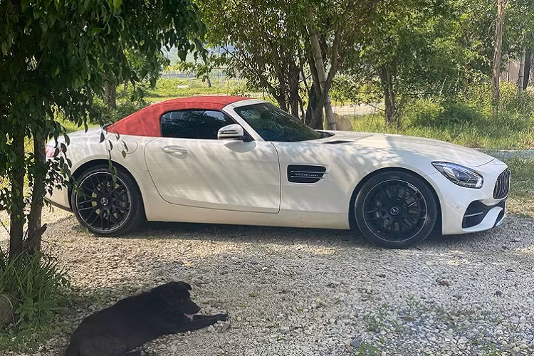 Ở phiên bản mui trần, Mercedes-AMG GT Roadster không chỉ đơn giản là cắt đi phần mui cứng của bản Coupe và trang bị thêm mui xếp điện, ngoại hình của siêu xe này cũng được thay đổi thiết kế. Phần đầu xe nắp capô kéo dài và có lưới tản nhiệt với 15 thanh dọc, cản va trước và hốc gió cũng được thiết kế lại. Đuôi xe tích hợp thêm 2 hốc gió nhằm tăng tính khí động học cho xe.
