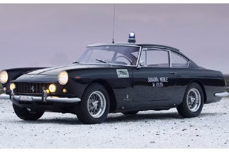 Chiếc siêu xe Ferrari 250 GTE Series II đời 1962 từng có 6 năm phục vụ trong Sở cảnh sát Rome, Italy, và nay đang được nhà thầu Girardo &amp; Co bán đấu giá.
