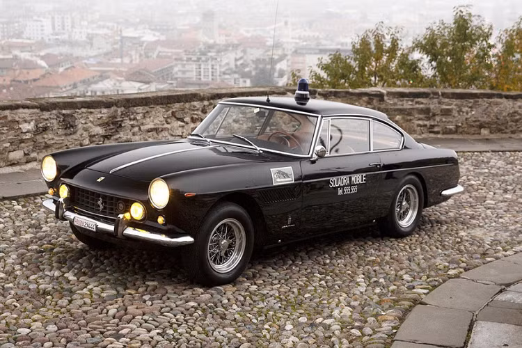 Chiếc Ferrari 250 GTE Series II được bán đấu giá lần đầu vào năm 1972. Siêu xe đã được trưng bày khắp châu Âu trước khi về tay chủ mới vào năm 2015. Chiếc xe tuần tra của cảnh sát Rome cũng từng được xuất hiện tại sự kiện Pebble Beach Concours d'Elegance 2016.