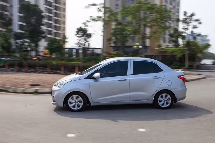 Anh Linh sở hữu chiếc Grand i10 bản sedan ngay thời điểm mẫu xe này được giới thiệu tại thị trường Việt Nam. Đây là phiên bản được lắp ráp tại nhà máy của Hyundai Thành Công tại Ninh Bình. Giá bán chính thức của xe tại thời điểm mua ở mức 435 triệu đồng.
