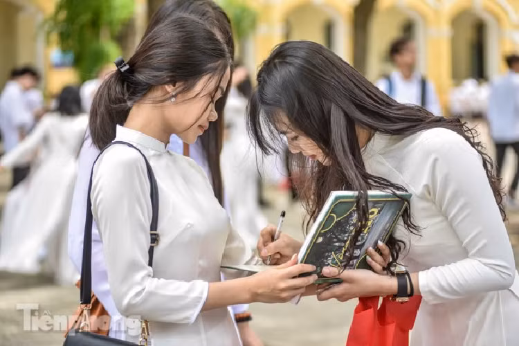 Học sinh lớp 12 trao nhau những dòng lưu bút ngay trên chiếc áo đồng phục, sổ lưu bút...