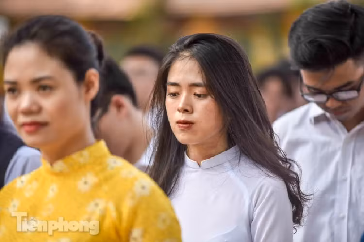 Học sinh lớp 12 trao lại kỷ niệm cho ban giám hiệu nhà trường.
