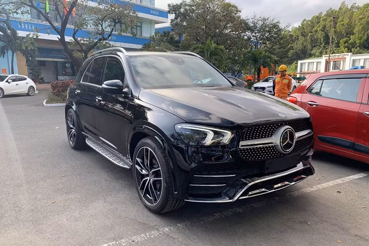 Mẫu SUV hạng sang Mercedes-Benz GLE 2020 mới được ra mắt công chúng Việt Nam cách đây một thời gian và hiện đang được chính hãng phân phối tới tay khách hàng trong nước với phiên bản GLE 450, cùng mức giá 4,369 tỷ đồng.
