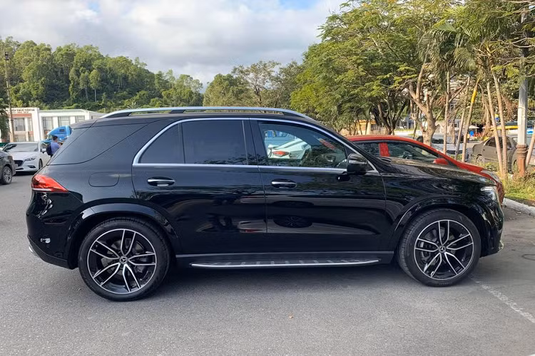 Bước sang bên hông, mẫu xe SUV hạng sang Mercedes-Benz GLE 350d AMG 2020 dễ dàng tạo điểm nhấn hơn hẳn so với phiên bản GLE 450 nhờ bộ mâm 5 chấu kép kích cỡ 21 inch thay vì 20 inch như GLE 450.