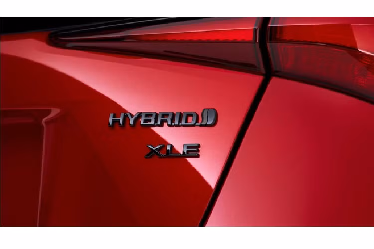 Ngoài ra, Prius 2021 còn có tính năng cảnh báo giao thông băng cắt phía sau, hỗ trợ đỗ xe, phát hiện người đi xe đạp, cảnh báo chệch làn, đèn pha tự động và trợ giúp đọc biển báo giao thông.