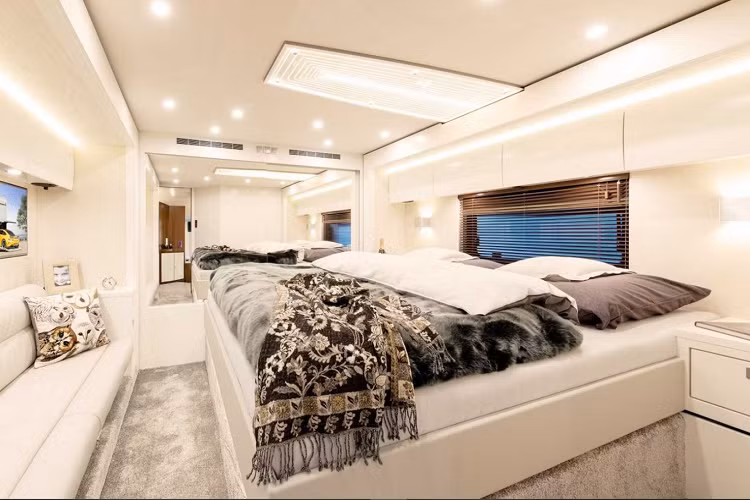 Tuy nhiên, nhà để xe vẫn chưa phải là điểm duy nhất làm cho Perfect 1200 trở nên độc đáo. Nhà di động này có 3 khoang trượt (slide-out) tuỳ thuộc vào cách bố trí. Phiên bản lớn nhất còn có hành lang nối giữa khu vực sinh hoạt và nghỉ ngơi, một hành lang đi qua phòng tắm dạng truyền thống, nơi có một vòi hoa sen và bồn rửa tay của thương hiệu Staron ở khu vực nhà vệ sinh.