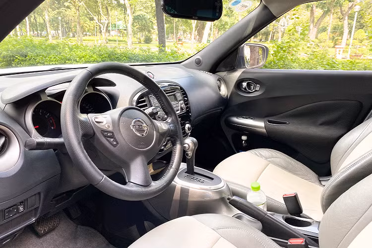 Đa số xe Nissan Juke tại Việt Nam là xe lắp hộp số tự động, tuy nhiên vẫn có những chiếc Juke số sàn 6 cấp nhưng rất hiếm. Nissan Juke với 3 chế độ lái gồm: NORMAL, SPORT VÀ ECO Normal mang cảm giác lái khác nhau, từ tiết kiệm để đi phố, cho đến thể thao nhanh nhạy khi muốn tăng phấn kích khi cầm lái.