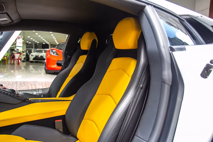 Xe sở hữu bộ mâm Novitec x Vossen NV1 màu đen mờ với khóa tâm center lock màu đỏ “tone sur tone” với màu cùm phanh của xe. Đây là một mâm được chế tạo dành cho mẫu Lamborghini Aventador SV nên chính vì thế, để lắp đặt lên chiếc xe này, những người thợ độ đã phải thay thế phần trục bánh sang dạng center lock. Gía thành cho bộ mâm này rơi vào khoảng hơn 10,000 Đô.