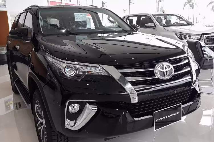 Phiên bản Toyota Fortuner máy dầu 2.8L 4x4 AT cao cấp nhất đang được một số đại lý mạnh tay giảm giá hơn 200 triệu đồng trên mức giá niêm yết 1,354 tỷ đồng. Mức giá sau giảm của Fortuner 2.8L 4x4 AT phiên bản cũ chỉ còn khoảng 1,12 tỷ đồng, đây một mức giá khá hời dành cho người mua xe giúp tiết kiệm chi phí khoảng 230 triệu đồng so với giá cũ.