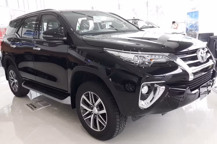 Phiên bản 2.8 4x4 AT cũ sử dụng động cơ dầu 4cyl thẳng hàng dung tích 2.8L (1GD-FTV) cho công suất tối đa 174 mã lực tại vòng tua 3.400 vòng/ phút và mô men xoắn cực đại 450Nm tại vòng tua 2.400 vòng/ phút. Xe sử dụng hộp số tự động 6 cấp (có lẫy) và hệ dẫn động 2 cầu.