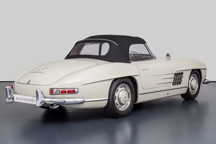 Khác với phiên bản coupe trước đó, phiên bản Roadster được trang bị tiêu chuẩn bộ ghế da thật thay cho ghế bọc vải caro. Ngoài ra, phiên bản này còn được bán kèm theo bộ vali cao cấp cũng làm từ da với khoang hành lý rộng rãi hơn. Do bệ cửa của xe được làm cao hơn so với các mẫu xe khác, Mercedes-Benz cũng đã thiết kế vô lăng của xe có thể gập 90 độ so với bảng taplo để việc ra vào khoang lái dễ dàng.