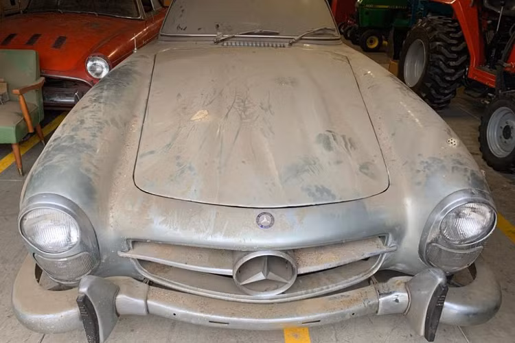 Chủ nhân của chiếc xe cho biết sau khi cầm lái chiếc Mercedes-Benz 300 SL phiên bản coupe của người anh nên đã quyết định sắm riêng cho mình phiên bản mui trần vào năm 1976. Màu sơn nguyên bản của chiếc xe là xanh Blau Grau cùng nội thất màu xanh. Sau đó, xe đã được sơn thành màu bạc đặc trưng của các dòng xe Chiếc xe sau đó bị bỏ rơi trong nhà kho gần hàng thập kỷ cho đến khi được mua lại bởi Gullwing Motor Cars, một công ty có trụ sở tại New York.