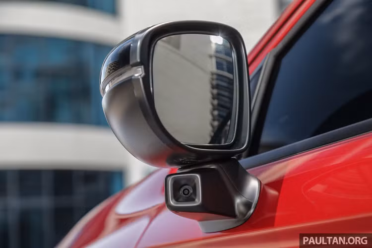 Thêm một chi tiết khác biệt giữa Honda City ở Malaysia so với thị trường Thái Lan là tính năng camera quan sát làn đường bên phụ LaneWatch. Hình ảnh từ điểm mù sẽ được hiển thị trên màn hình trung tâm để giúp người lái rẽ hoặc chuyển làn an toàn hơn.