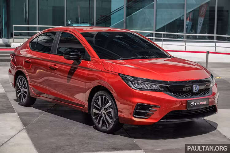 Theo các thông tin ban đầu, Honda City 2020 tại Malaysia được bổ sung thêm nhiều tính năng và trang bị không có trên các model bán tại Thái Lan. Đáng chú ý, mẫu sedan hạng B nay có tùy chọn cấu hình động cơ hybrid trên phiên bản e:HEV RS cao cấp nhất.