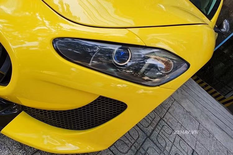 Phía đuôi xe nổi bật với cụm ống xả kép đăt ở hai bên cùng cánh gió nhỏ bằng carbon thể thao, giúp tăng thêm tính khí động học cho xe. Nhìn chung, tổng thể của Maserati GranTurismo toát lên vẻ đẹp quyến rũ với những đường nét thiết kế mềm mại mang đậm phong cách Ý.