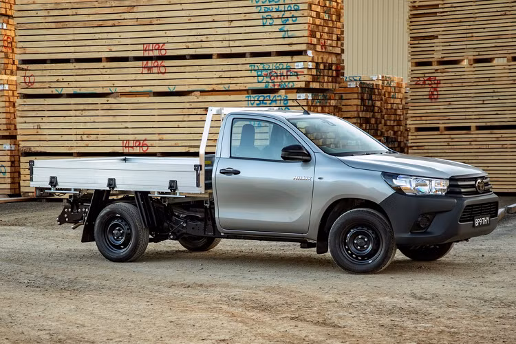 Hilux Workmate 4x2 được trang bị mâm thép 16 inch cùng bộ lốp 215/65R16C, các phiên bản Workmate Hi-Rider, Workmate 4x4 single-cab và SR sử dụng mâm 17 inch màu bạc kèm bộ lốp địa hình 225/70R17C. Trong khi đó, phiên bản SR5 cao nhất đi kèm bộ mâm 18 inch 2 tone màu và bộ lốp 265/60R18.
