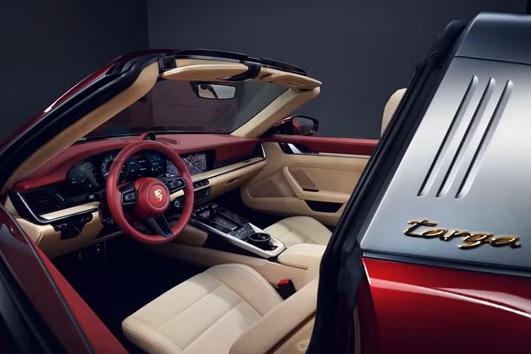 Đối với nội thất, 911 Targa 4S Heritage Design được hoàn thiện với cabin hai tông màu đỏ và kem, cách phối màu này gợi nhắc đến chiếc 356 "huyền thoại" của những năm 1950. Ngoài ra, xe cũng được trang bị các ghế bọc vải sợi to, bọc tấm cửa cũng bằng vải sợi to, càng làm tăng tính retro của chiếc xe.