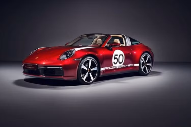 Đoạn video không chỉ cung cấp cái nhìn chi tiết về Porsche 911 Targa 4S Heritage Design mà còn khái quát về lịch sử của Porsche Exclusive Manufaktur. Trên thế giới, chỉ có 992 chiếc 911 Targa 4S Heritage Design được sản xuất và mỗi chiếc đều sở hữu màu sơn ngoại thất Cherry Metallic độc quyền tương phản với logo vàng gold và các điểm nhấn màu trắng lấy cảm hứng từ phong cách retro.