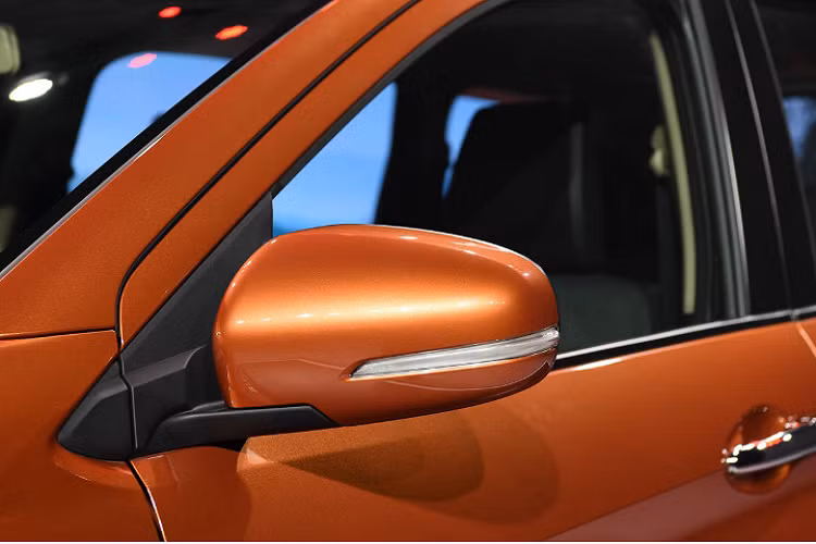 Xe có thiết kế theo phong cách MPV lai SUV. Do đó, ngoại hình của Suzuki XL7 tương tự như Ertiga mới nhưng hầm hố hơn. Thiết kế lưới tản nhiệt nam tính, thanh mạ chrome bắt ngang làm nổi bật cụm đèn pha LED và đèn chạy ban ngày.