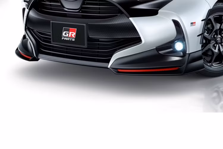 Toyota Yaris 2020 mới là mẫu xe nhỏ gọn đầu tiên được ứng dụng nền tảng Toyota-GA-B giúp thân xe nhẹ và cứng hơn. Khung gầm mới mang đến cho Yaris thế hệ thứ 4 khả năng xử lý nhanh nhẹn, cảm giác thoải mái và an toàn hơn. Yaris 2020 cũng tiết kiệm hơn so với người tiền nhiệm khi được trang bị hệ thống hybrid kết hợp cùng động cơ 3 xi lanh, 1.5L.